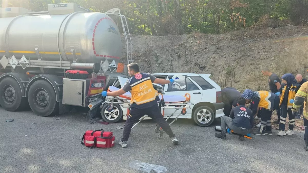 Bursa'da Park Halindeki Tankere Çarpan Otomobilin Sürücüsü ve 4 Yolcu Yaralandı