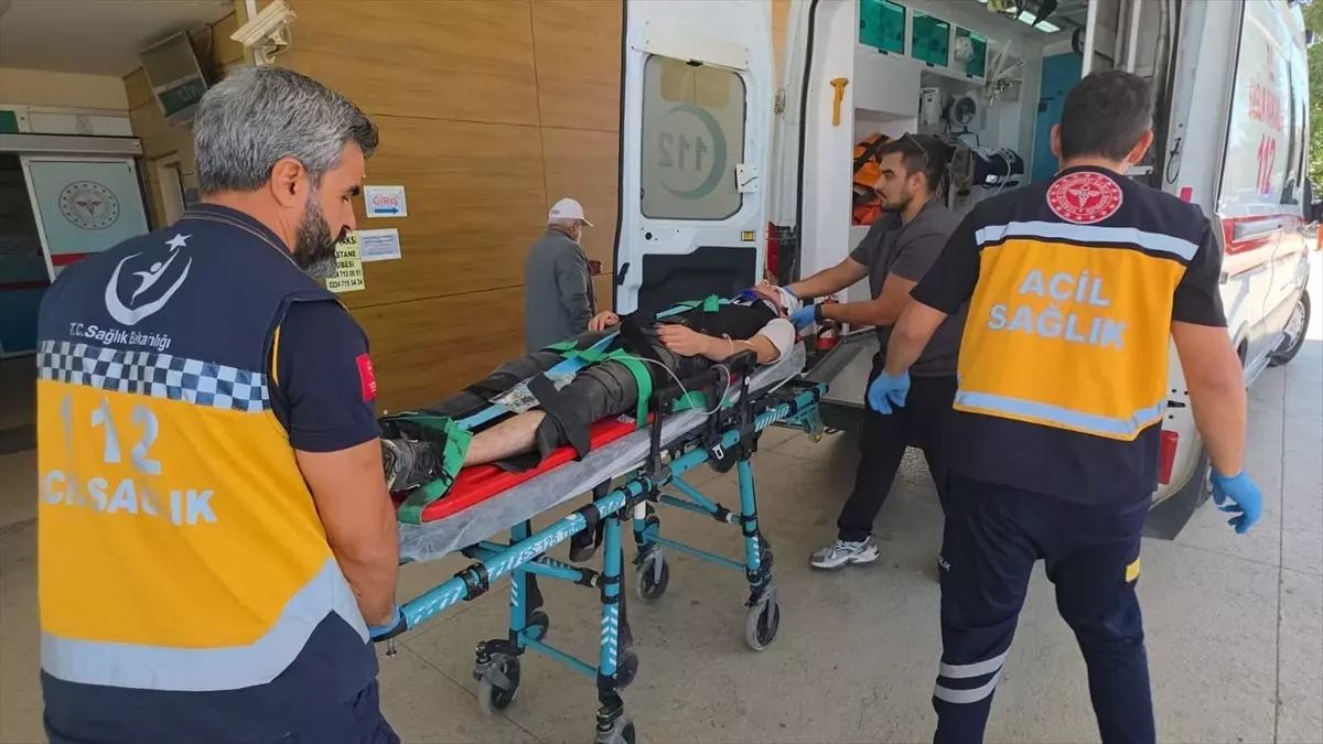 Bursa'da Bisikletli Genç Otomobille Çarpıştı, Durumu Ağır