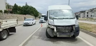 İnegöl'de Minibüs ile Otomobil Çarpıştı: 1 Yaralı