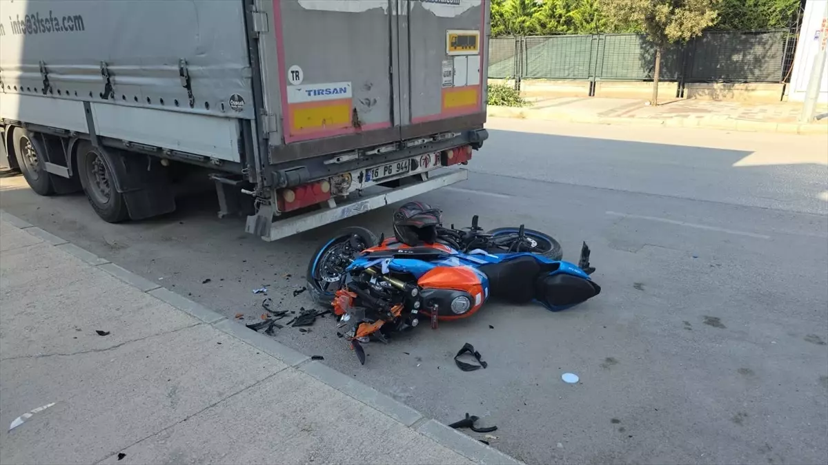 İnegöl'de Motosiklet Tıra Çarptı: Sürücü Yaralandı