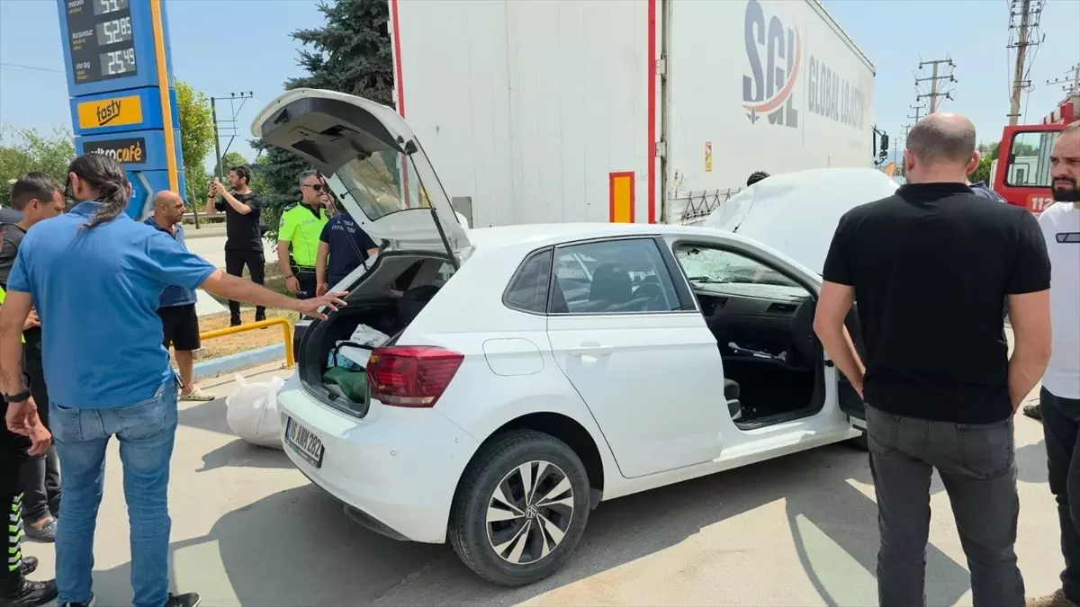 İnegöl'de Park Halindeki Tıra Çarpan Otomobil Sürücüsü Ağır Yaralandı