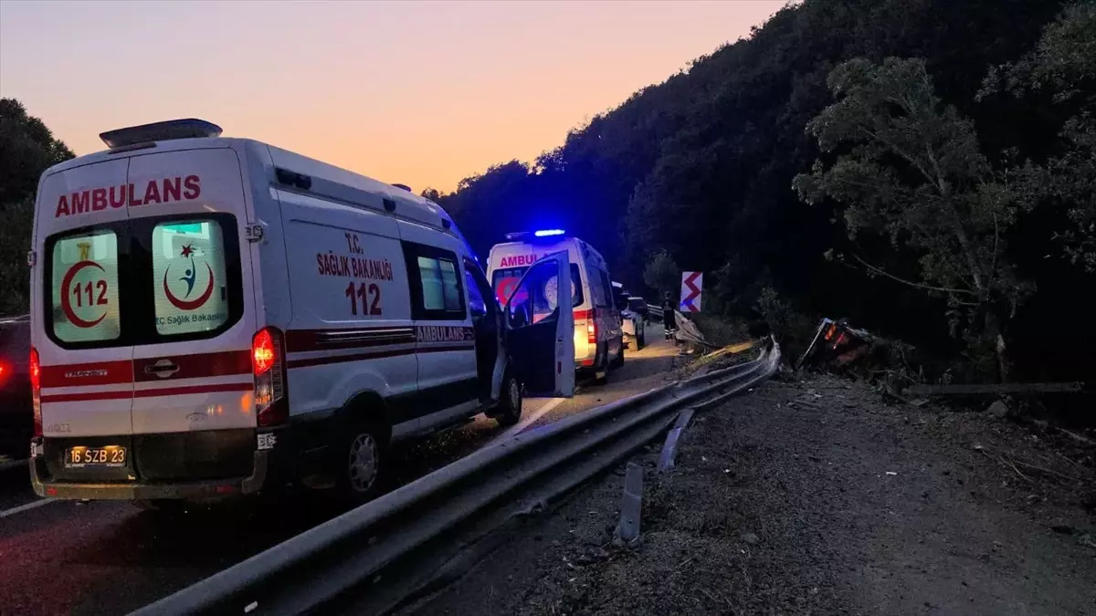 Bursa'da Biber Yüklü Kamyon Devrildi: 3 Yaralı