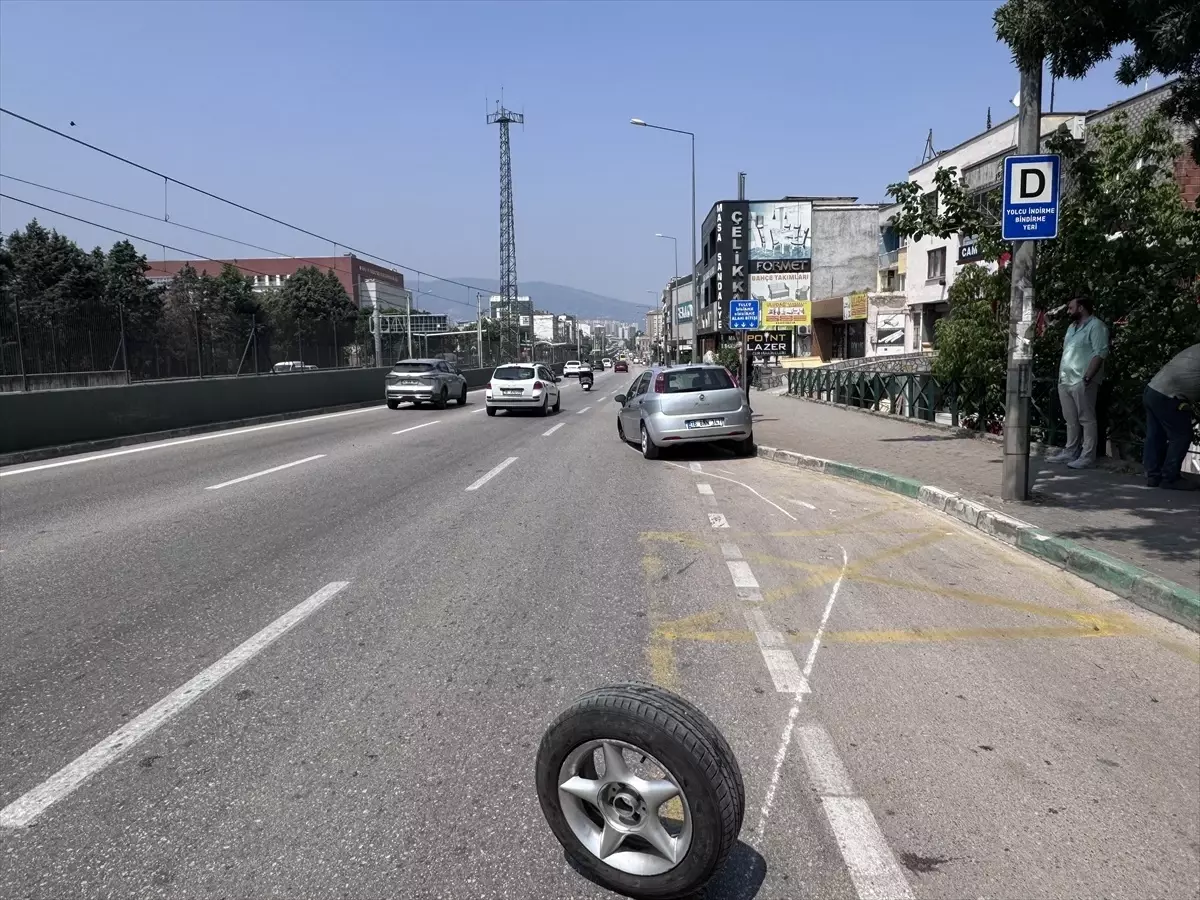 Bursa'da Seyir Halindeki Otomobilin Tekerleği Fırladı