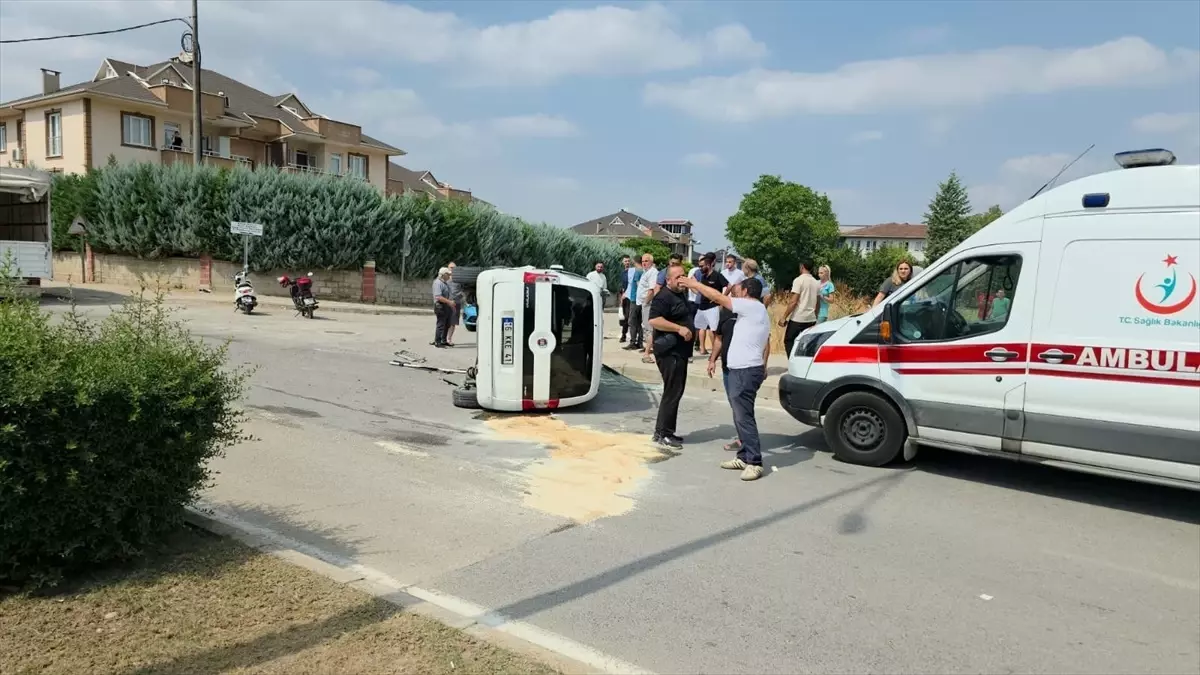 İnegöl'de Takla Atan Hafif Ticari Araçta 1 Yaralı