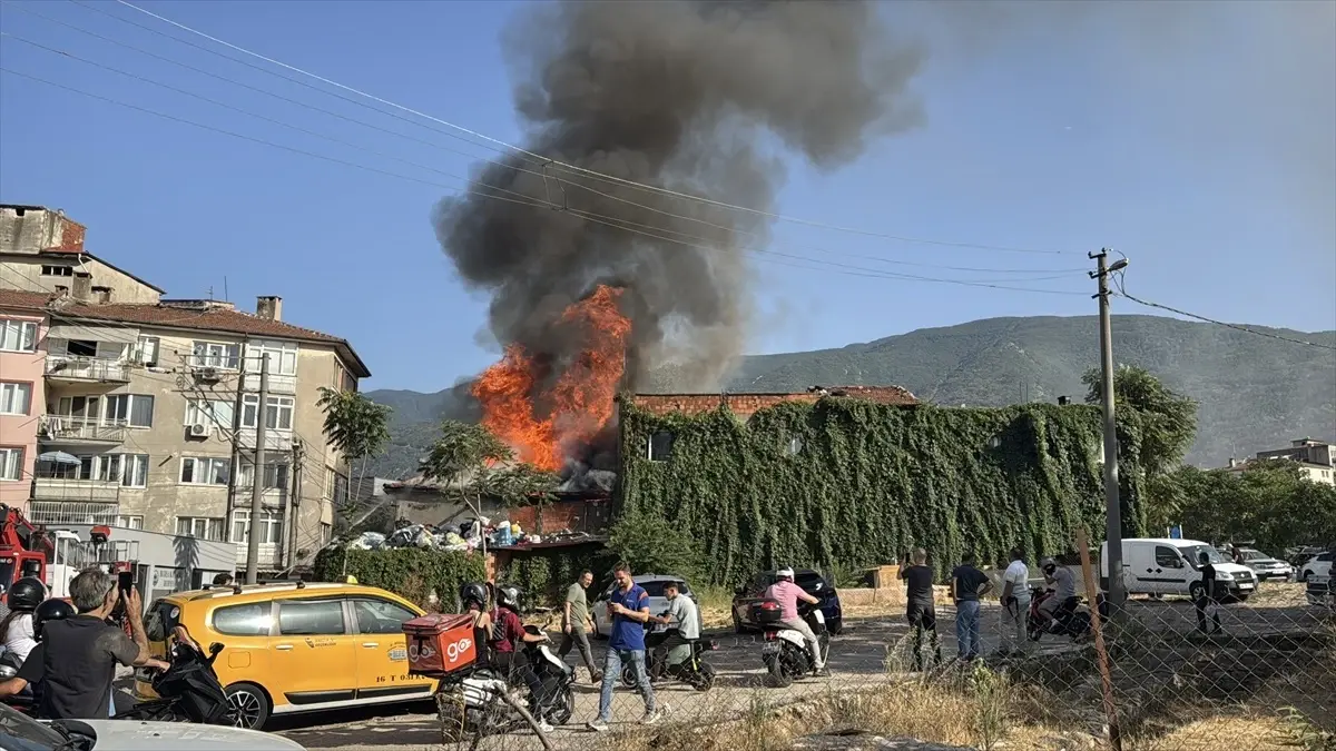 Bursa'da Motosiklet Tamirhanesinde Yangın Çıktı