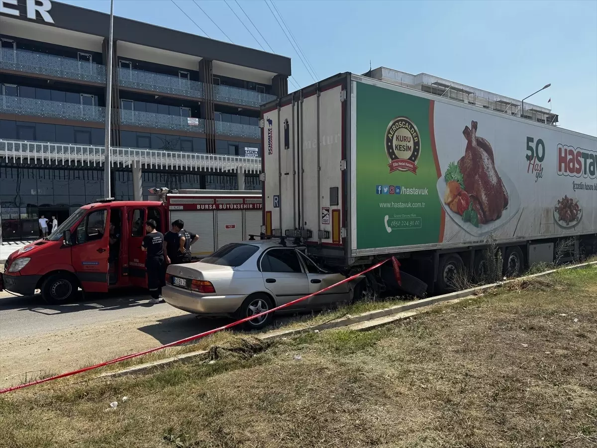 Bursa'da Park Halindeki Tıra Çarpan Otomobilin Sürücüsü Hayatını Kaybetti