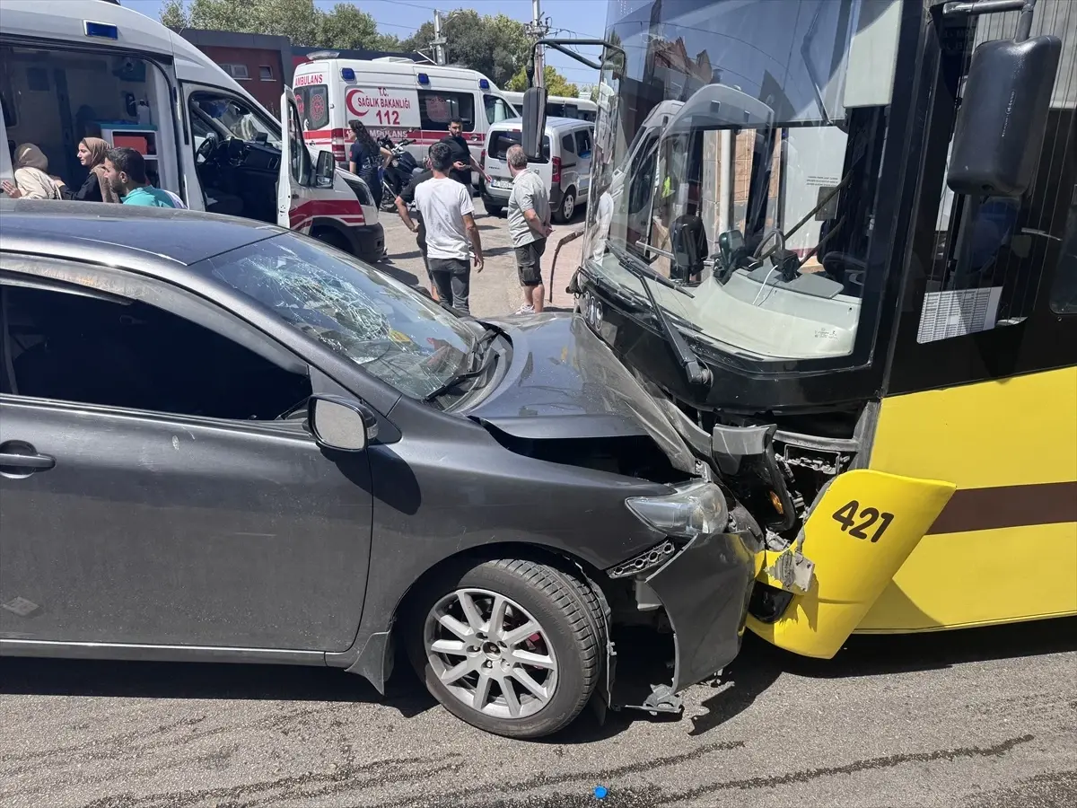Bursa'da Otobüs ve Otomobil Çarpıştı: 6 Yaralı