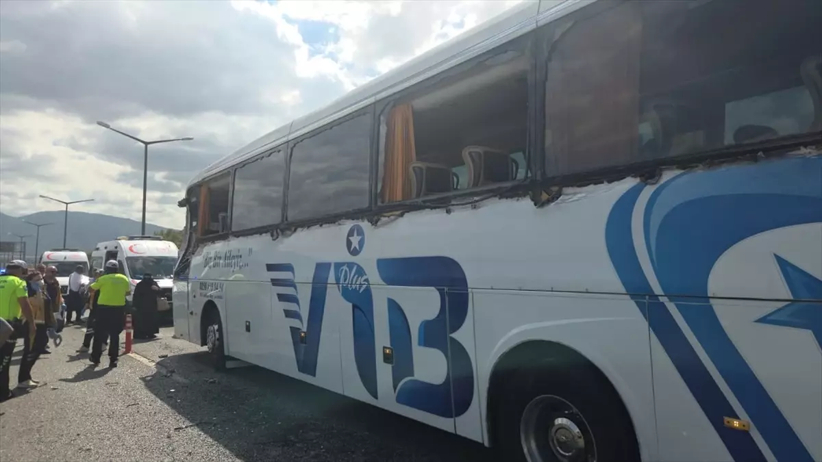 Bursa'da Yolcu Otobüsü Tıra Çarptı: 3 Yaralı