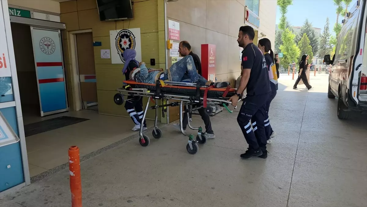 İnegöl'de İnşaatta Yüksekten Düşen İşçi Yaralandı