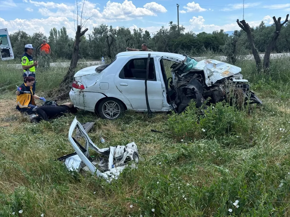 Bursa'da Zeytinliğe Devrilen Otomobilde Üç Yaralı