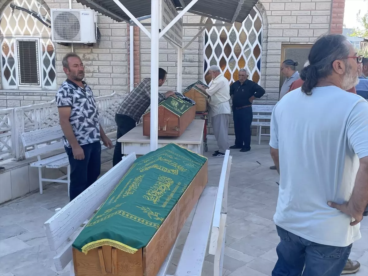 Karacabey'de Yangında Hayatını Kaybedenler Toprağa Verildi