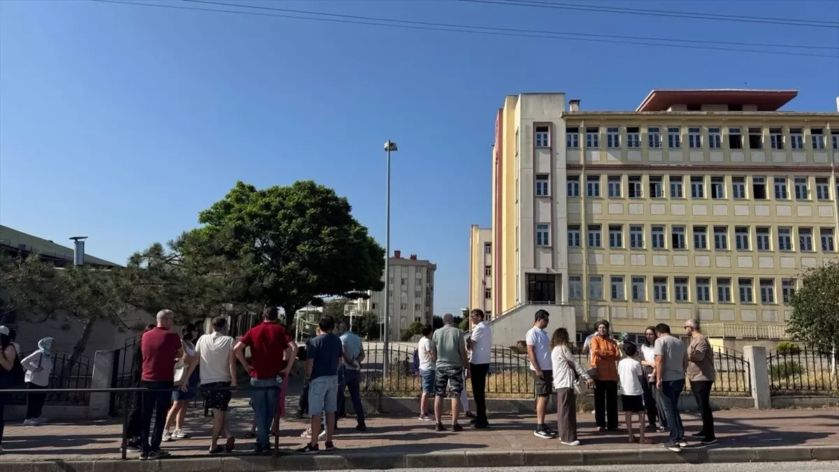 8. Sınıf LGS Sınavı Başladı: Öğrenciler ve Veliler Heyecanlı Bekleyişte