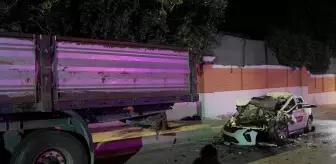Büyükçekmece'de Otomobil Tıra Çarptı: 1 Ölü, 4 Yaralı