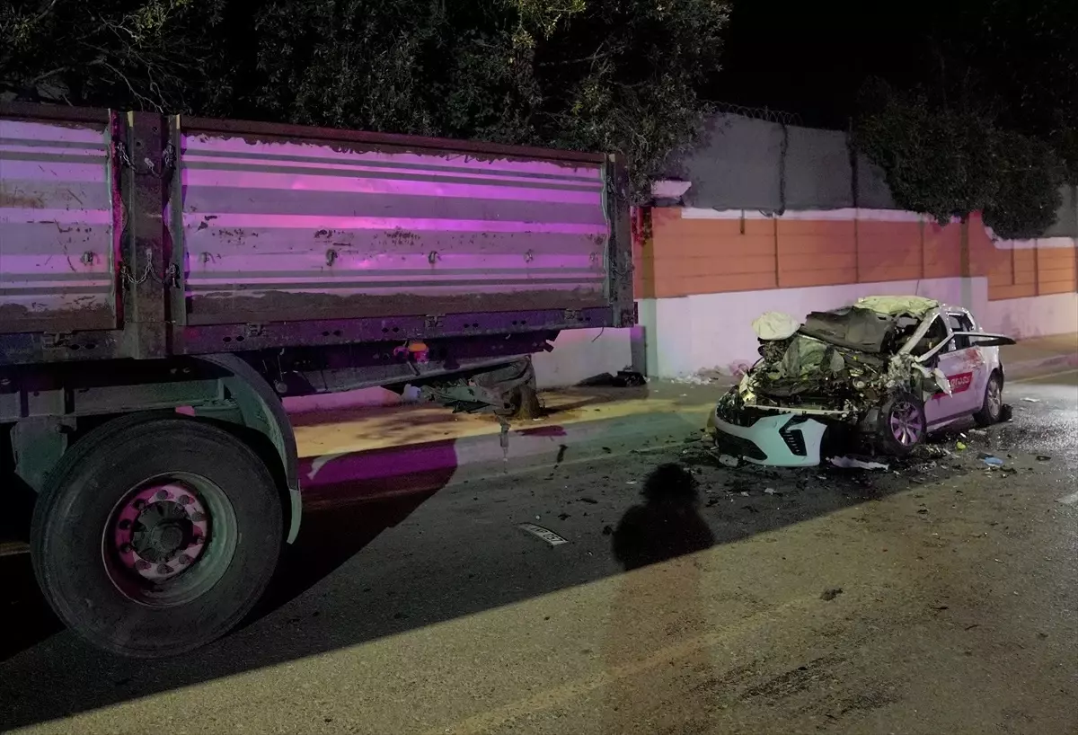 Büyükçekmece'de Otomobil Tıra Çarptı: 1 Ölü, 4 Yaralı
