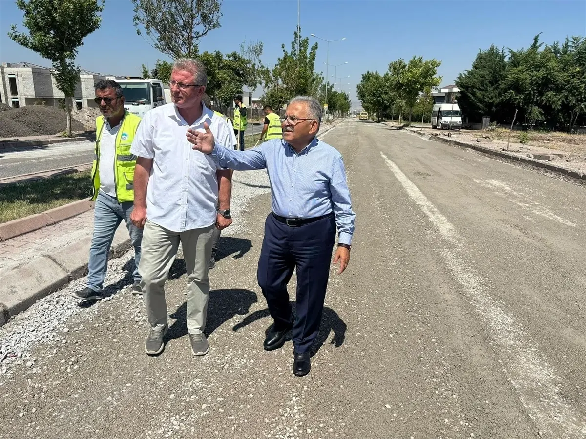 Büyükkılıç, Şehit Komandolar Caddesi'nde devam eden yol çalışmalarını inceledi