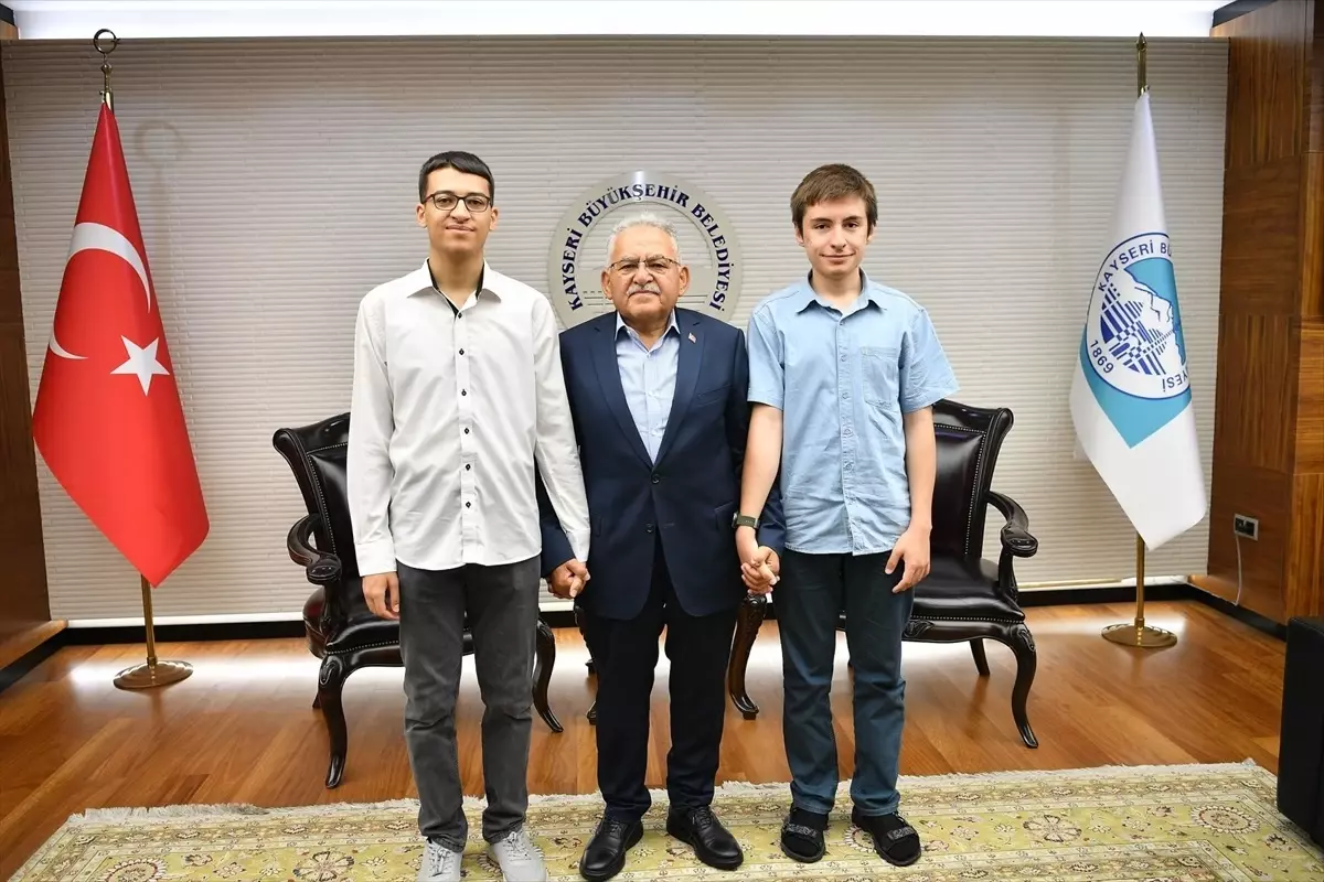 Kayseri Belediye Başkanı, YKS'de Başarı Elde Eden Öğrencileri Ağırladı