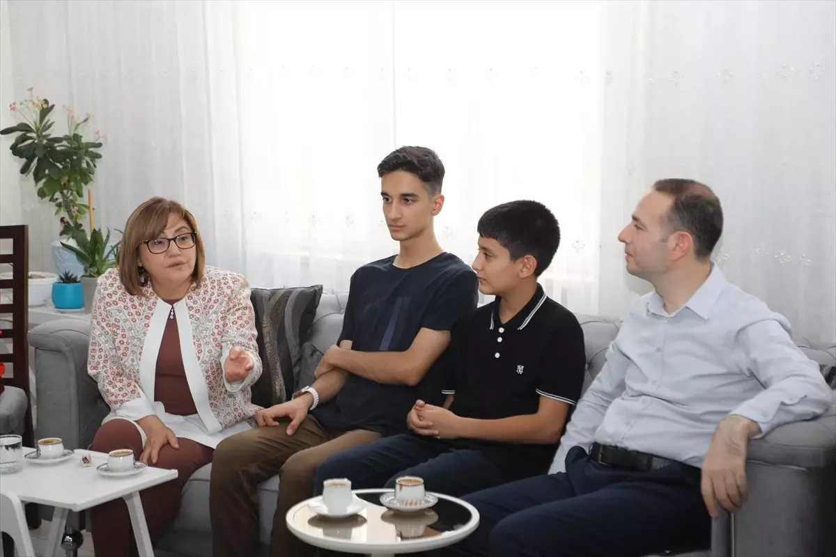 Gaziantep Belediye Başkanı, Sınavda Derece Yapan Kardeşleri Ziyaret Etti