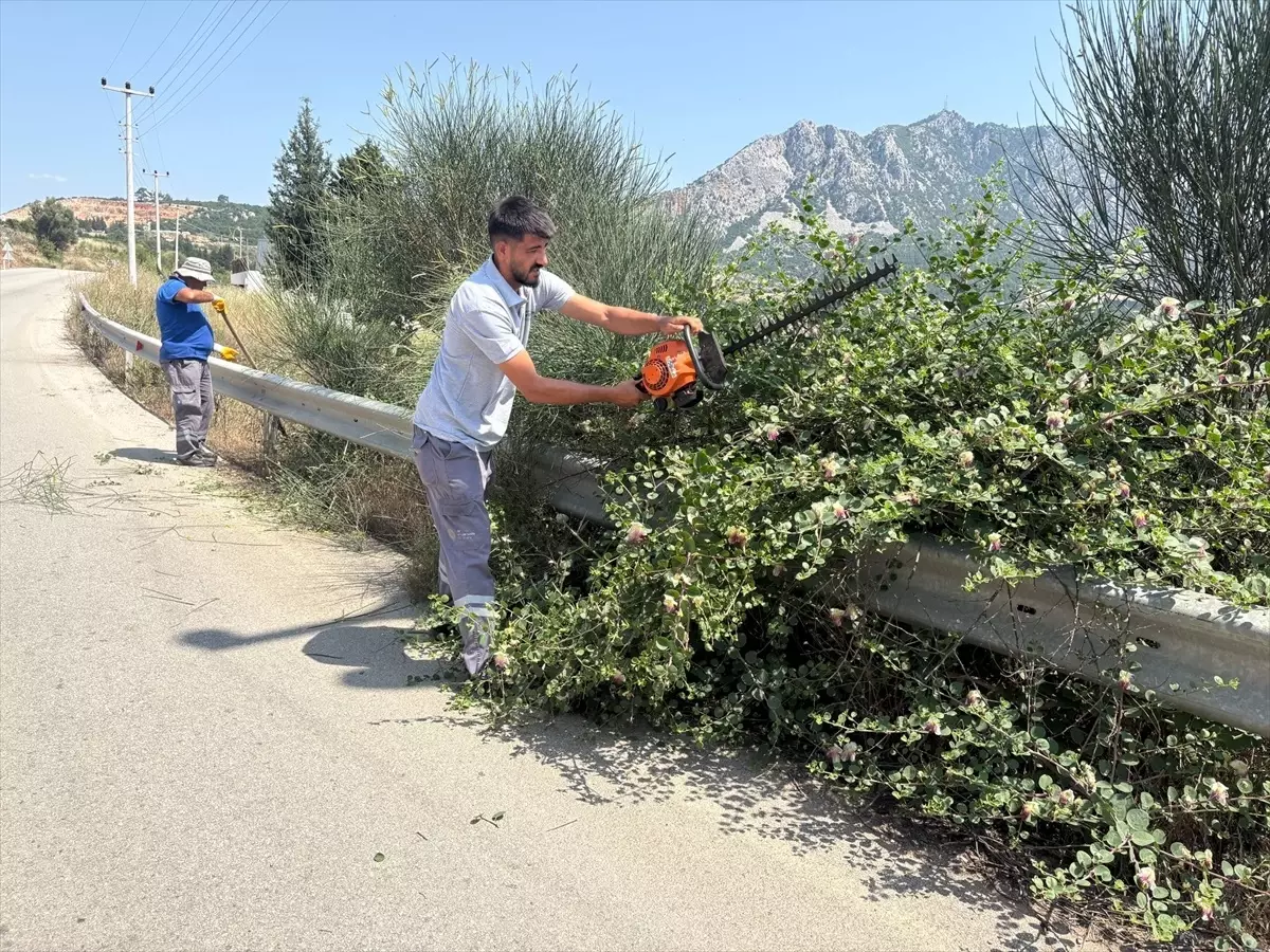 Kumluca'da Yol Güvenliği İçin Temizlik Çalışması Yapıldı
