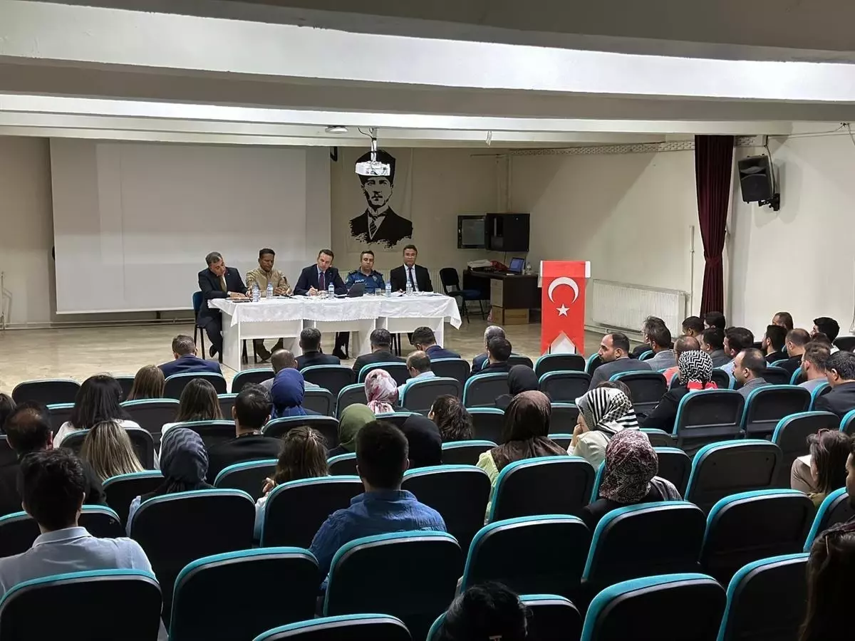 Çaldıran'da Eğitim Bilgilendirme Toplantısı Yapıldı