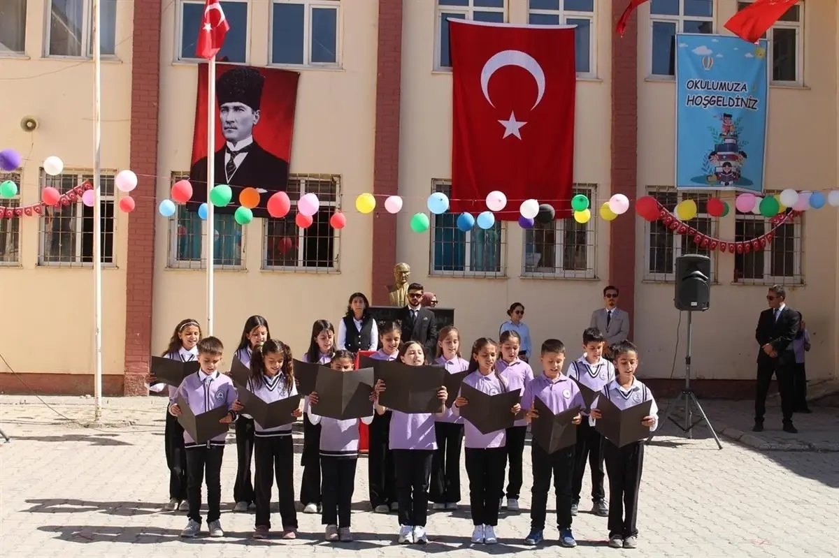 Van'da İlköğretim Haftası Töreni Düzenlendi