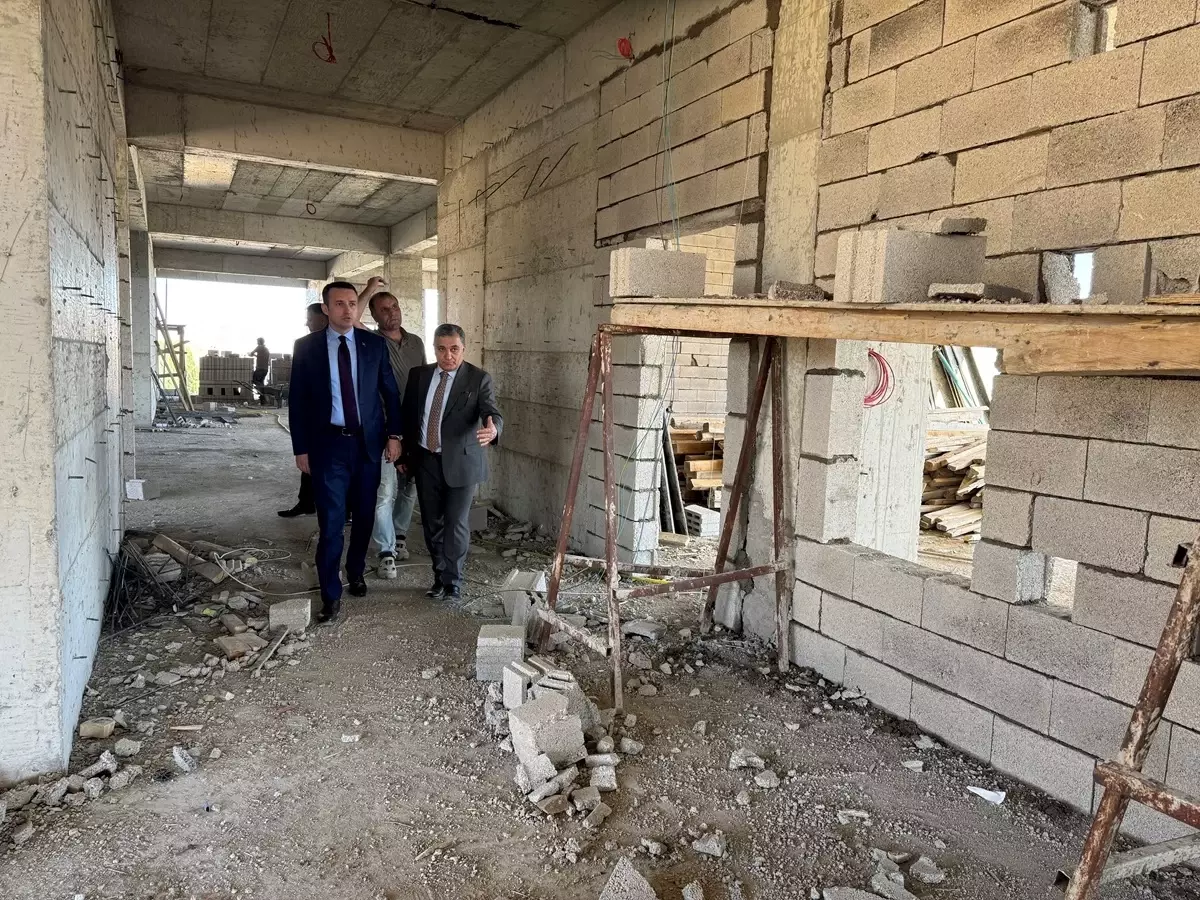 Çaldıran Kaymakamı Süleyman Bakan, Anıttepe Ortaokulu İnşaatını İnceledi