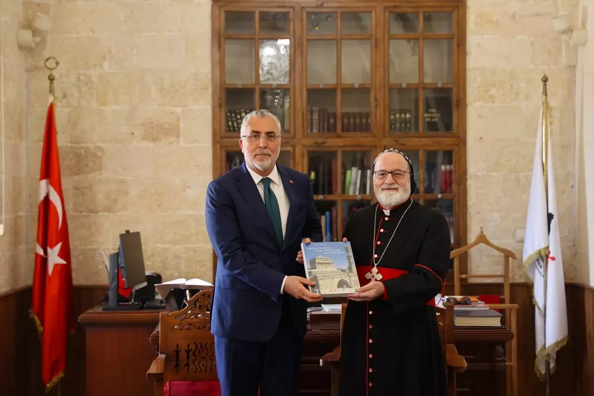 Bakan Işıkhan Mardin'de Deyrulzafaran Manastırı'nı Ziyaret Etti