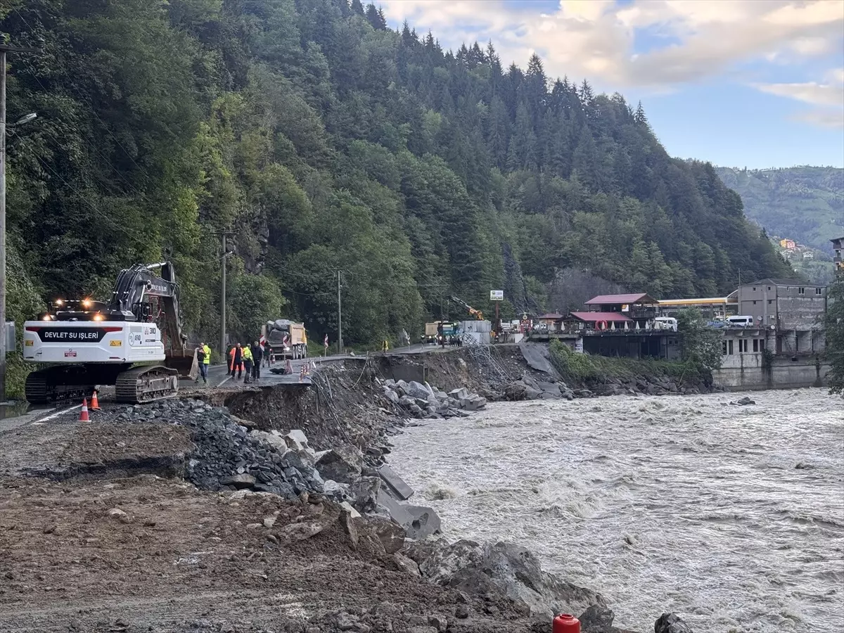 Rize'de Sağanak Sonrası Yol Çöktü, Ulaşım Kontrollü Sağlanıyor