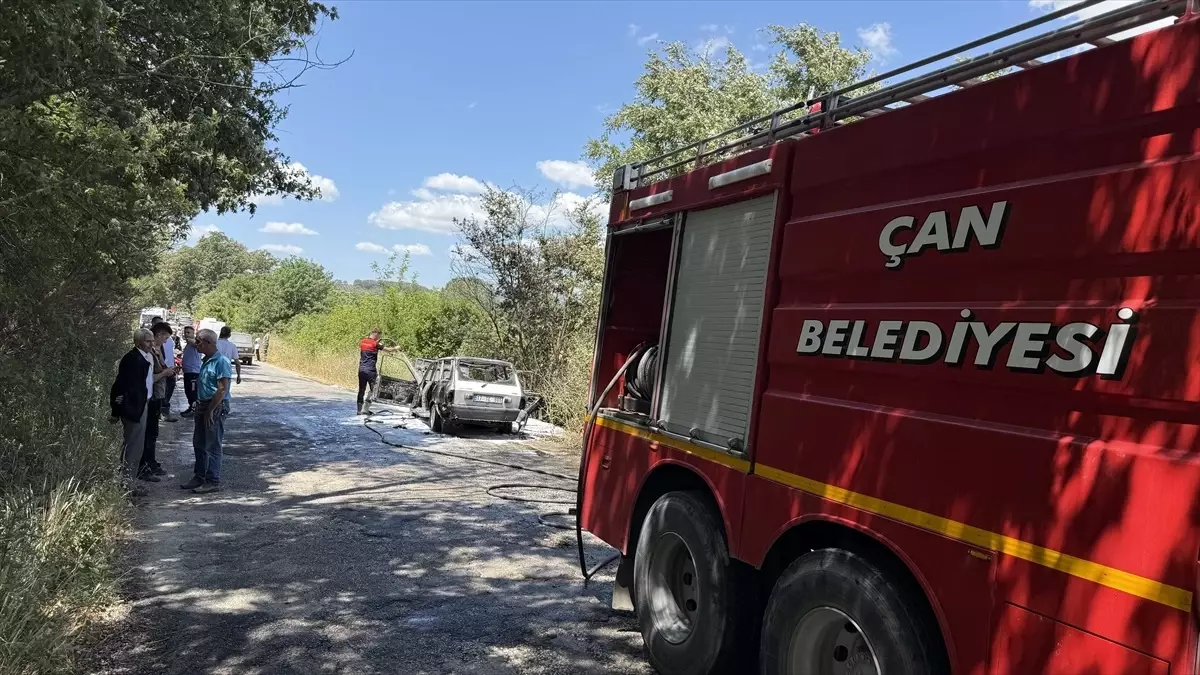 Çanakkale'de Seyir Halindeki Otomobil Yandı