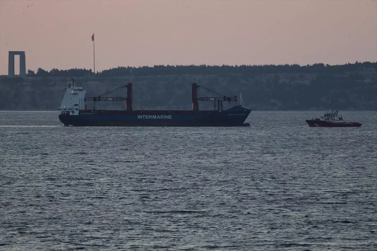 Çanakkale Boğazı'nda Yangın Çıkan Kargo Gemisi Kurtarıldı