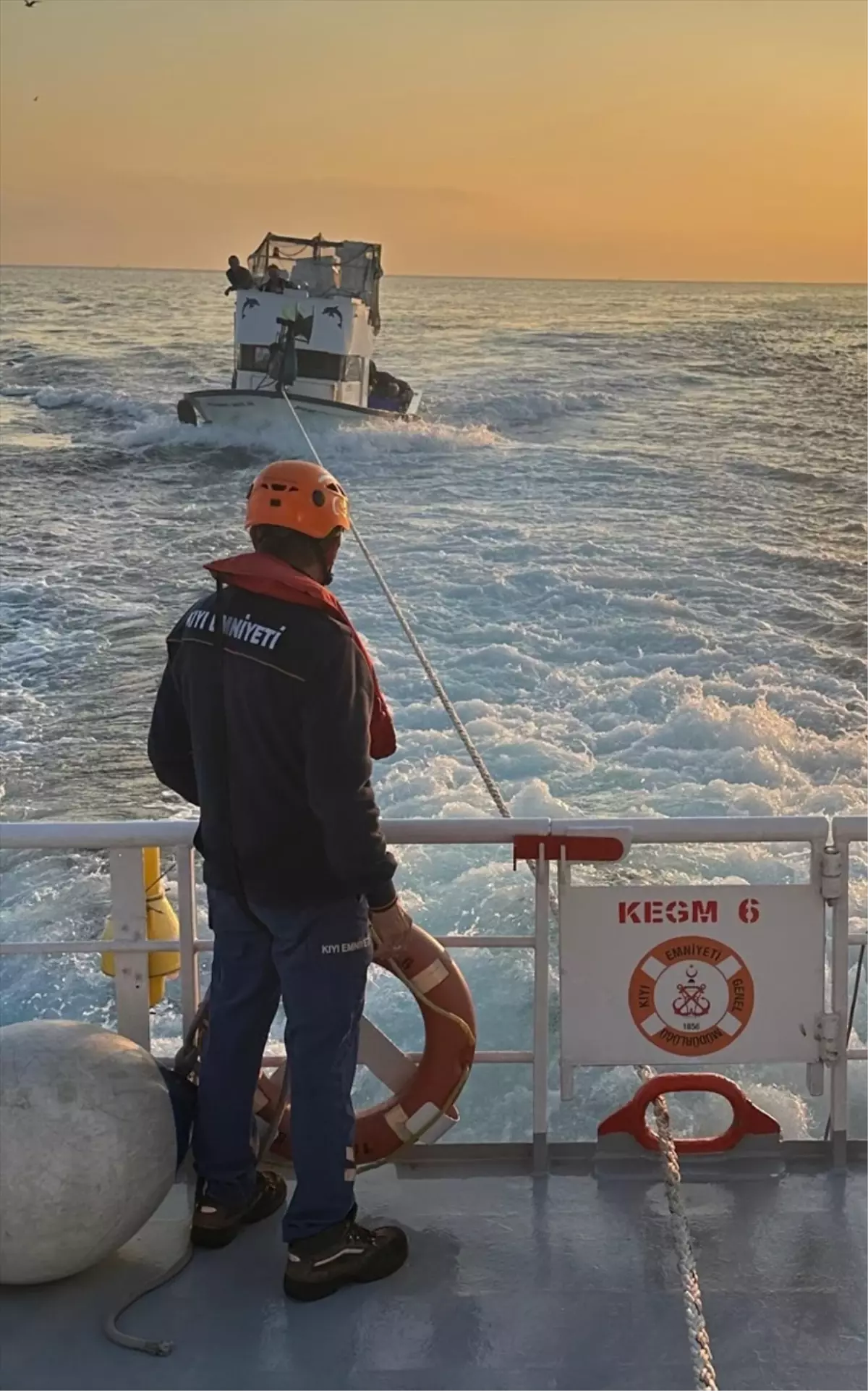 Çanakkale Boğazı'ndaki Balıkçı Teknesi Kurtarıldı