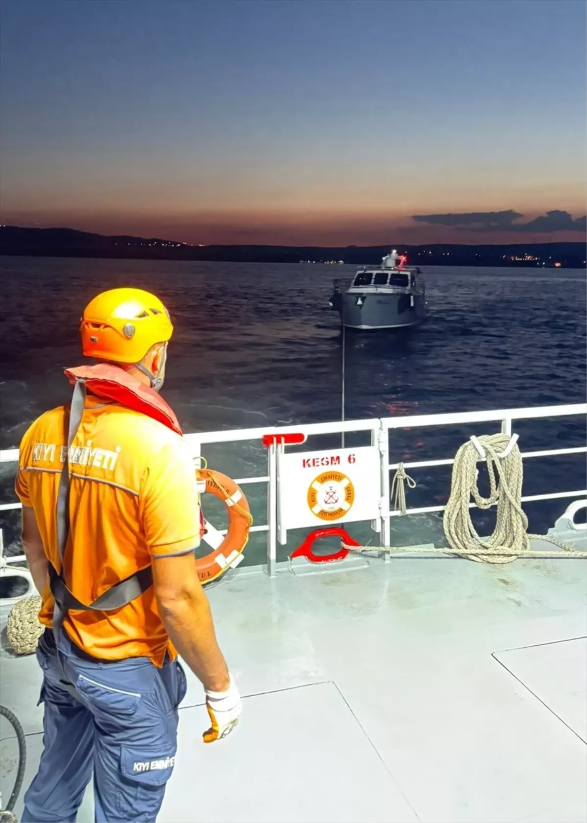 Çanakkale Boğazı'nda Sürüklenen Tekne Kurtarıldı