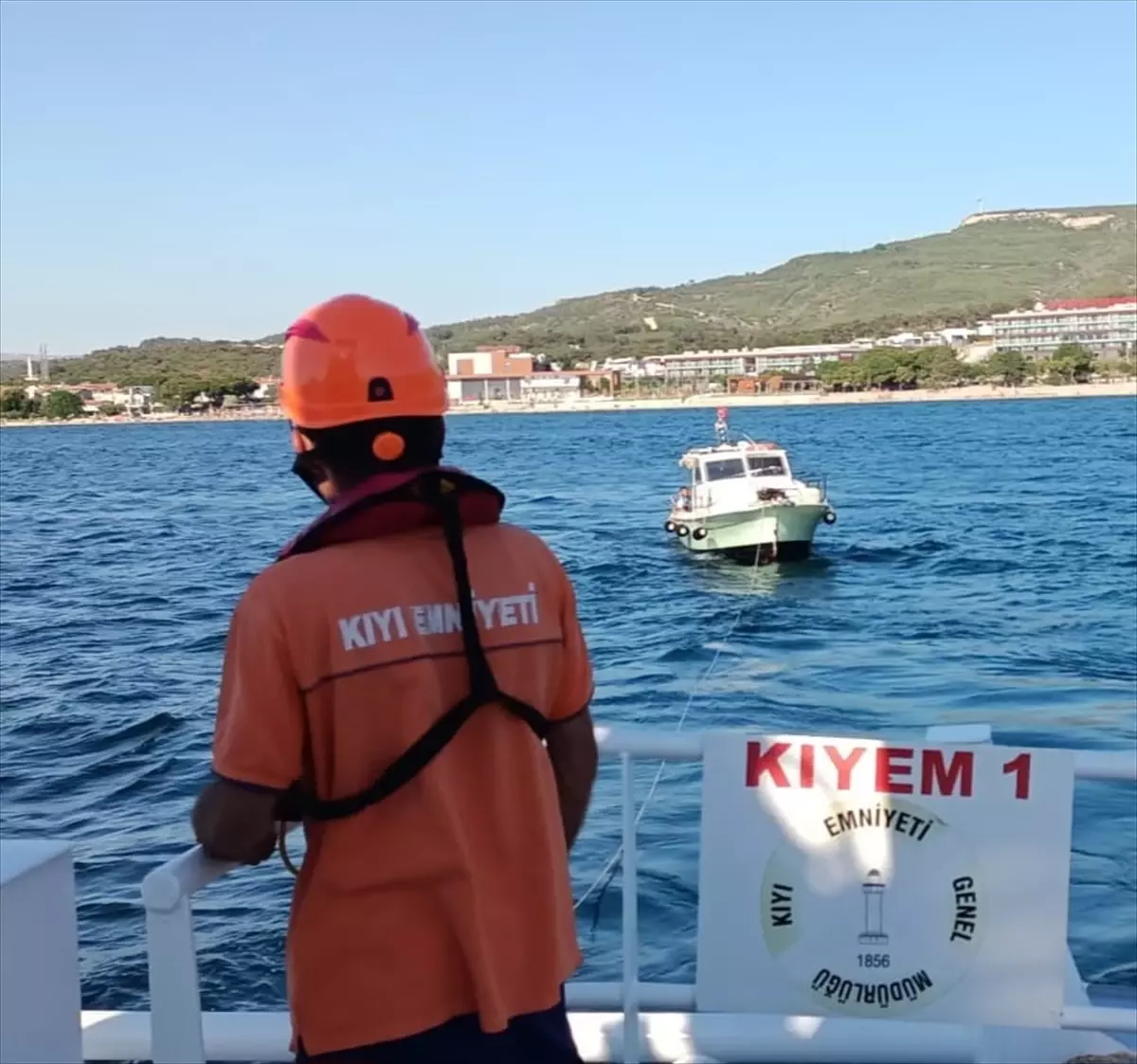 Çanakkale Boğazı'nda Sürüklenen Tekne Kurtarıldı