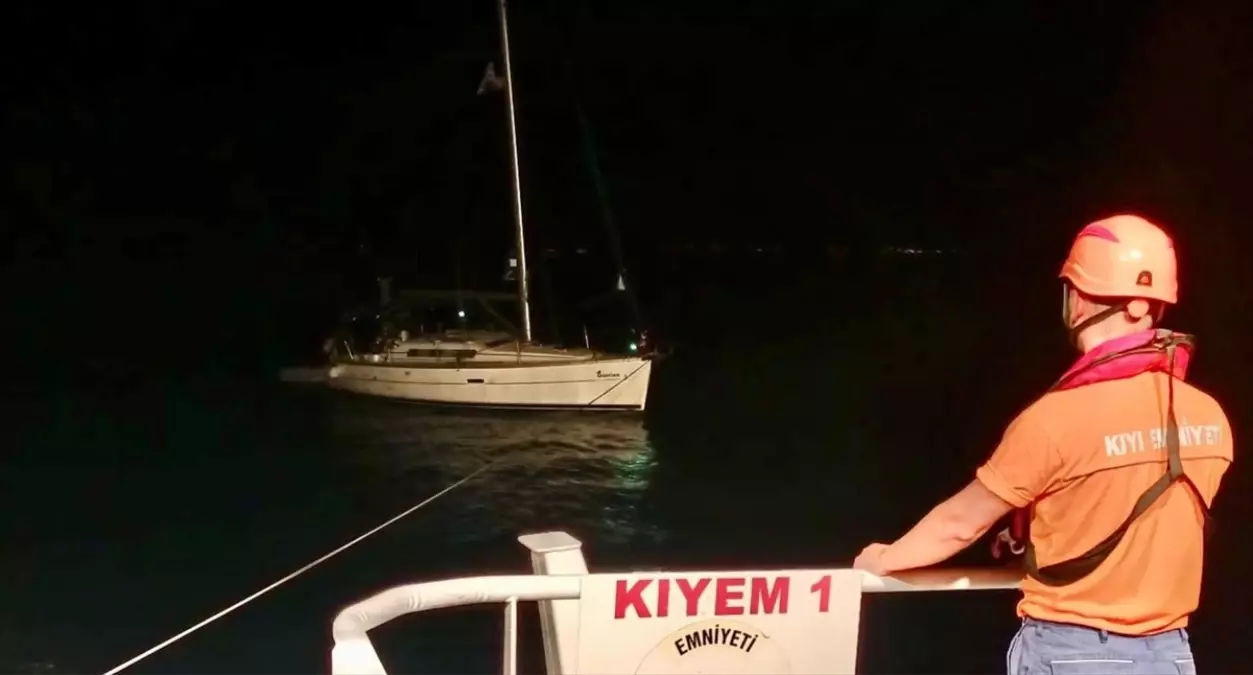 Çanakkale Boğazı'nda Sürüklenen Tekne Kurtarıldı