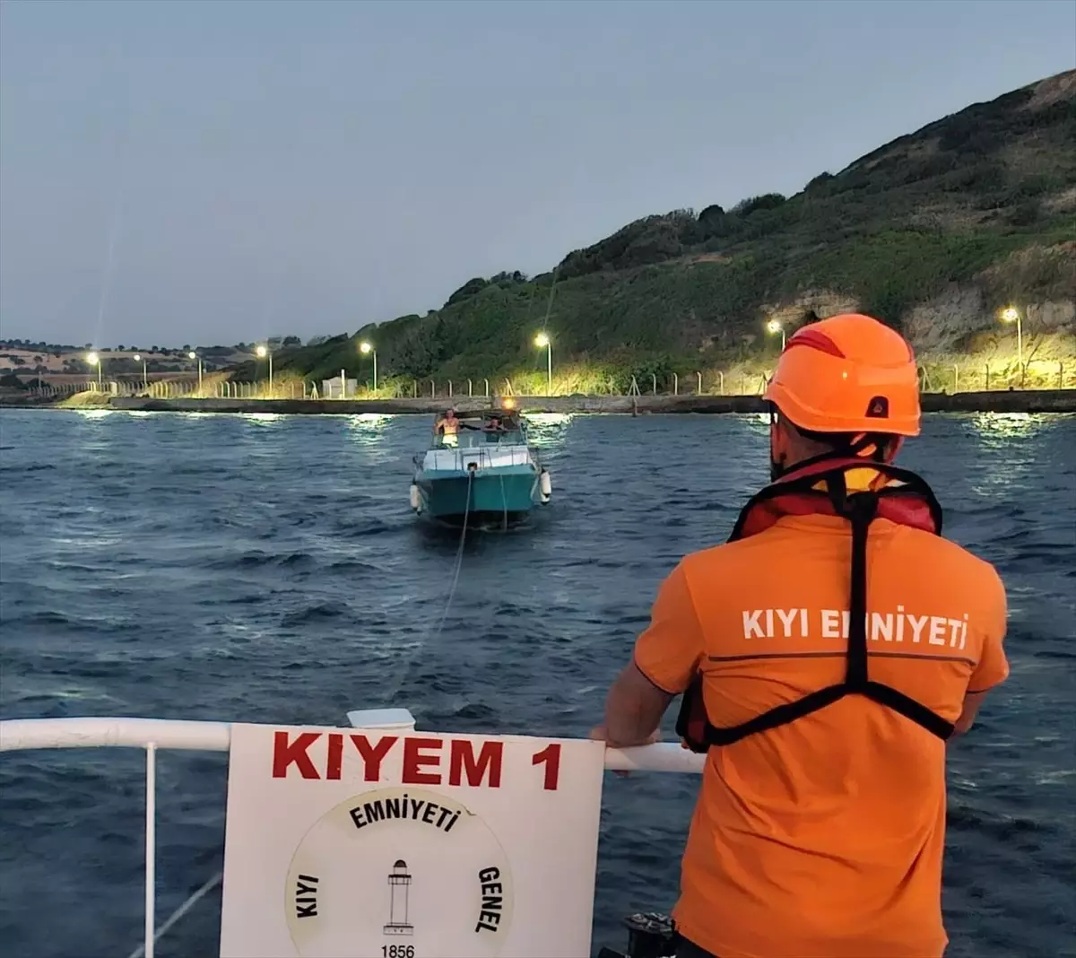 Çanakkale Boğazı'nda Sürüklenen Tekne Kurtarıldı