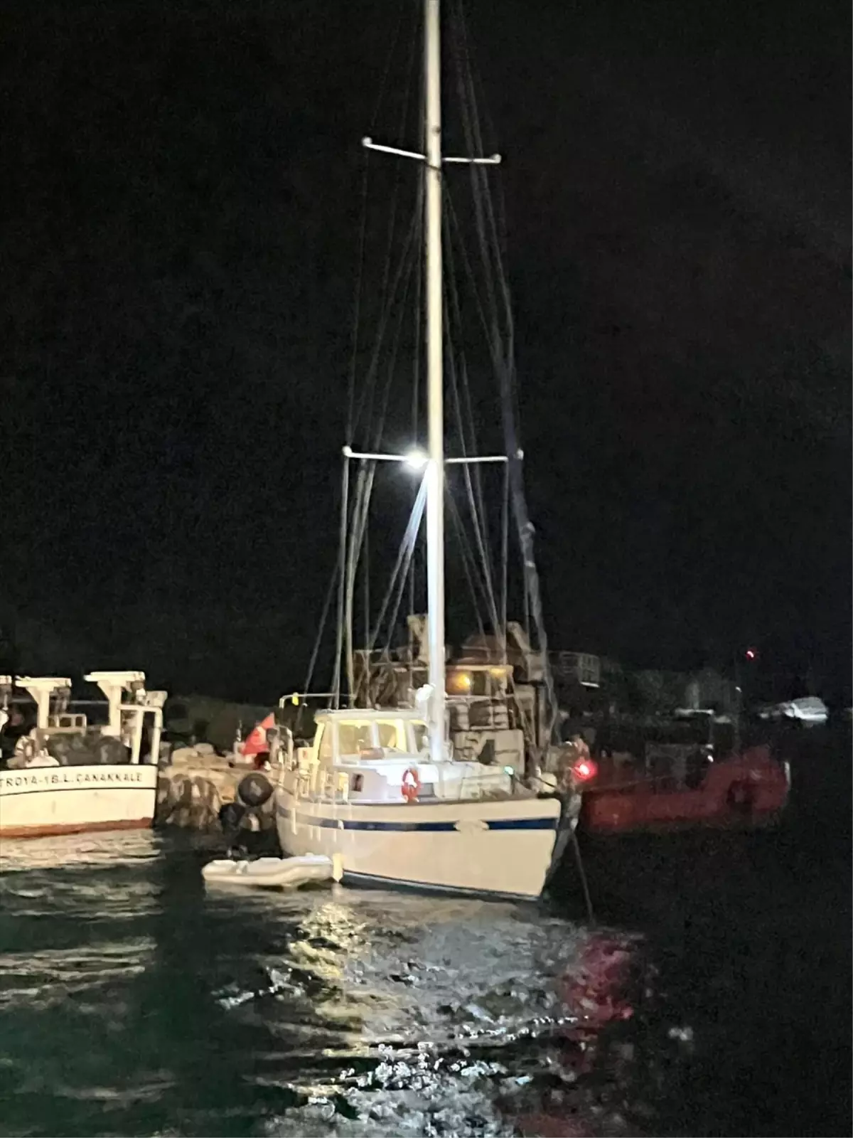 Çanakkale Boğazı'nda Sürüklenen Tekne Kurtarıldı