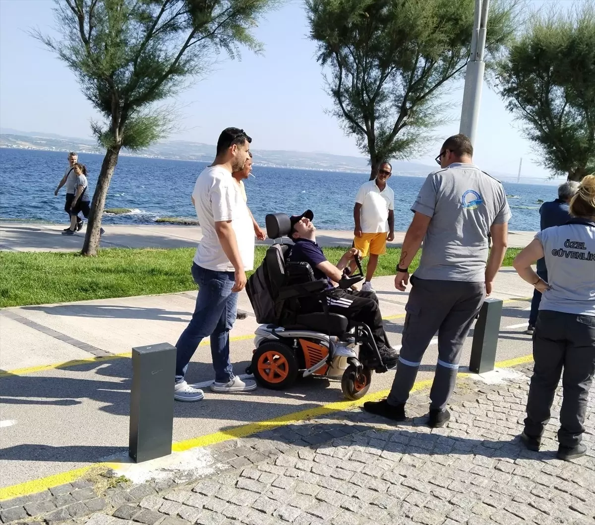 Çanakkale'de akülü engelli aracıyla gezen kişi başıboş köpeklerden korkup direğe çarptı