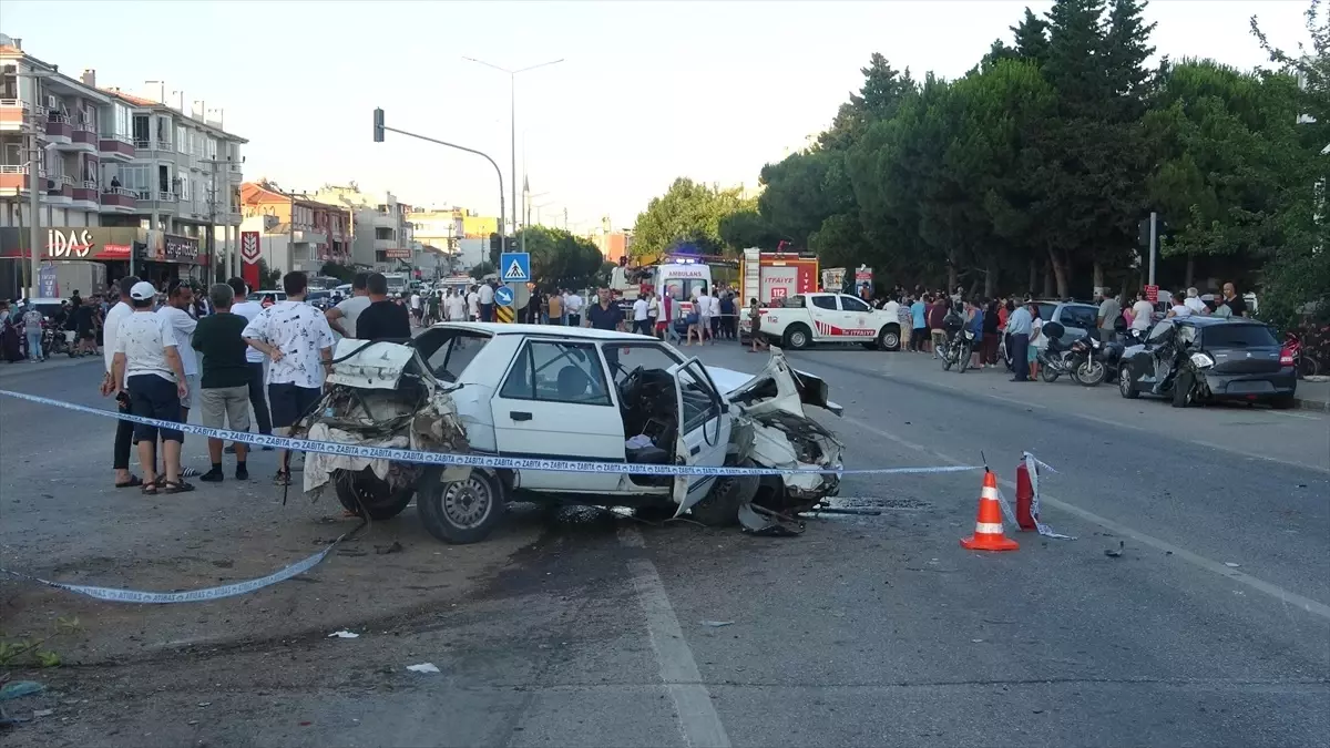 Çanakkale'de Freni Boşalan Kamyon 4 Araca Çarptı: 4 Yaralı