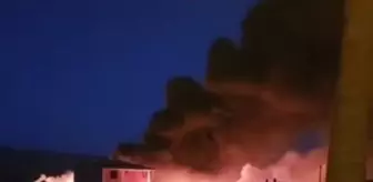 Çanakkale'de Hurdalıkta Çıkan Yangın 2 Eve Sıçradı
