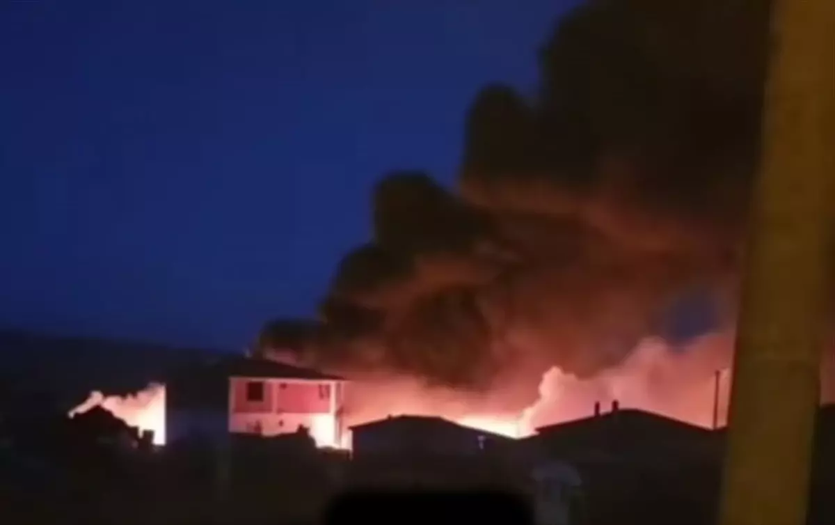 Çanakkale'de Hurdalıkta Çıkan Yangın 2 Eve Sıçradı