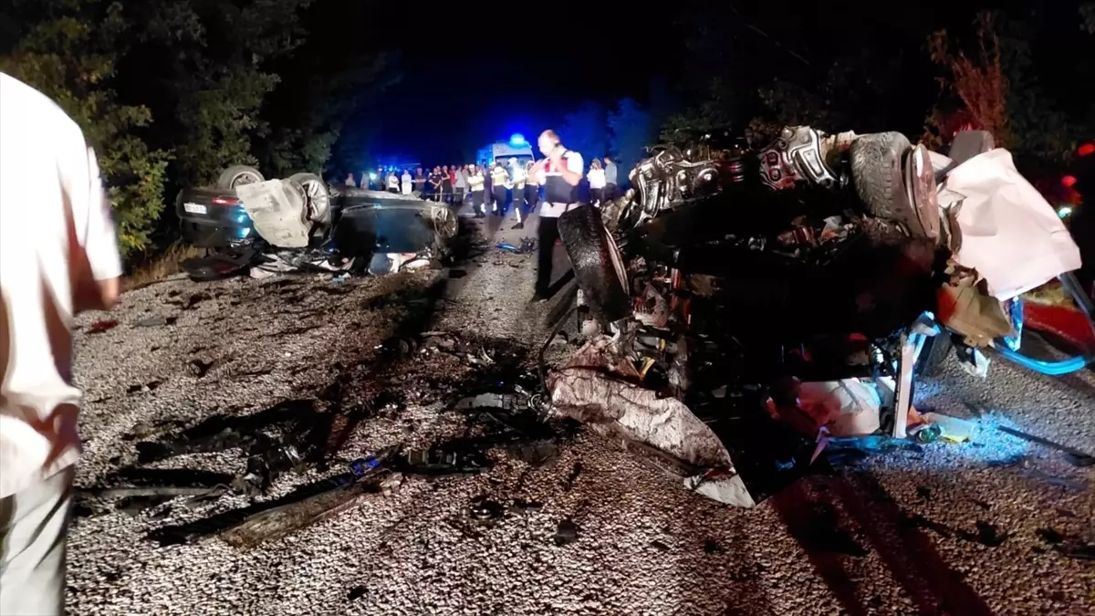 Çanakkale'de Feci Kaza: 6 Kişi Hayatını Kaybetti