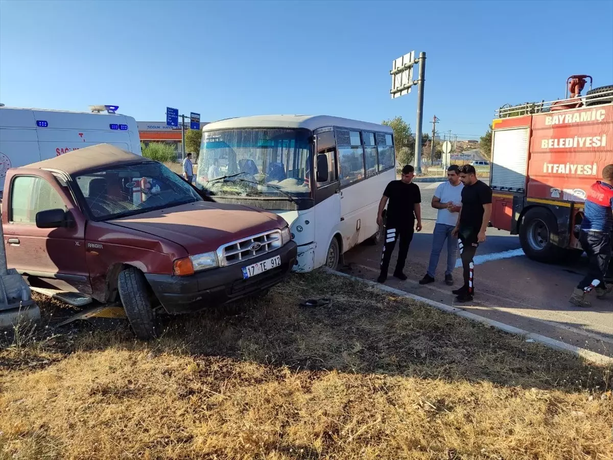 Çanakkale'de İşçi Servisiyle Kamyonet Çarpıştı: 5 Yaralı