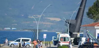 Gelibolu'da İskelenin Kenarında Düşen Genç Boğulma Tehlikesi Geçirdi