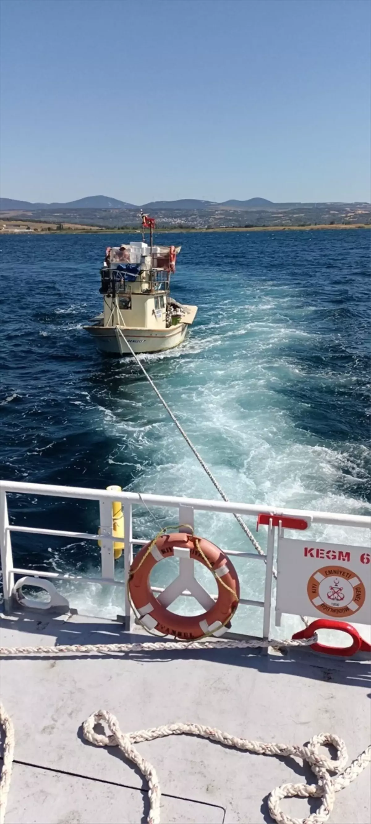 Çanakkale'de Makine Arızası Yapan Tekne Kurtarıldı