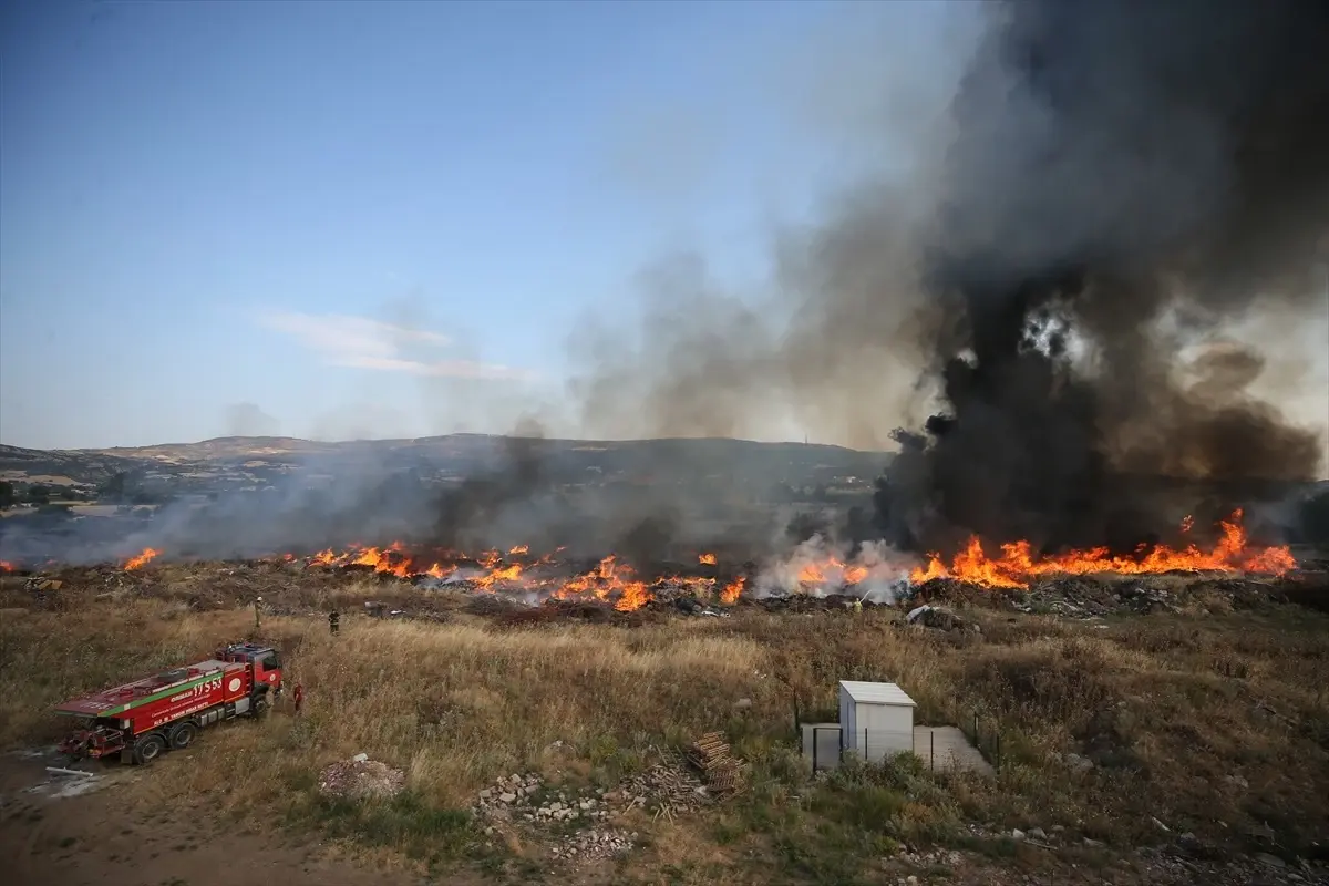 Çanakkale'de Otluk Alanda Yangın Kontrol Altına Alındı