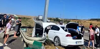 Çanakkale'de refüjdeki direğe çarpan otomobildeki 2 kişi yaralandı