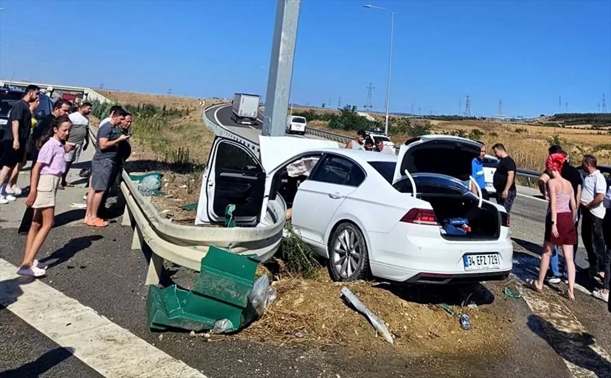Çanakkale'de refüjdeki direğe çarpan otomobildeki 2 kişi yaralandı