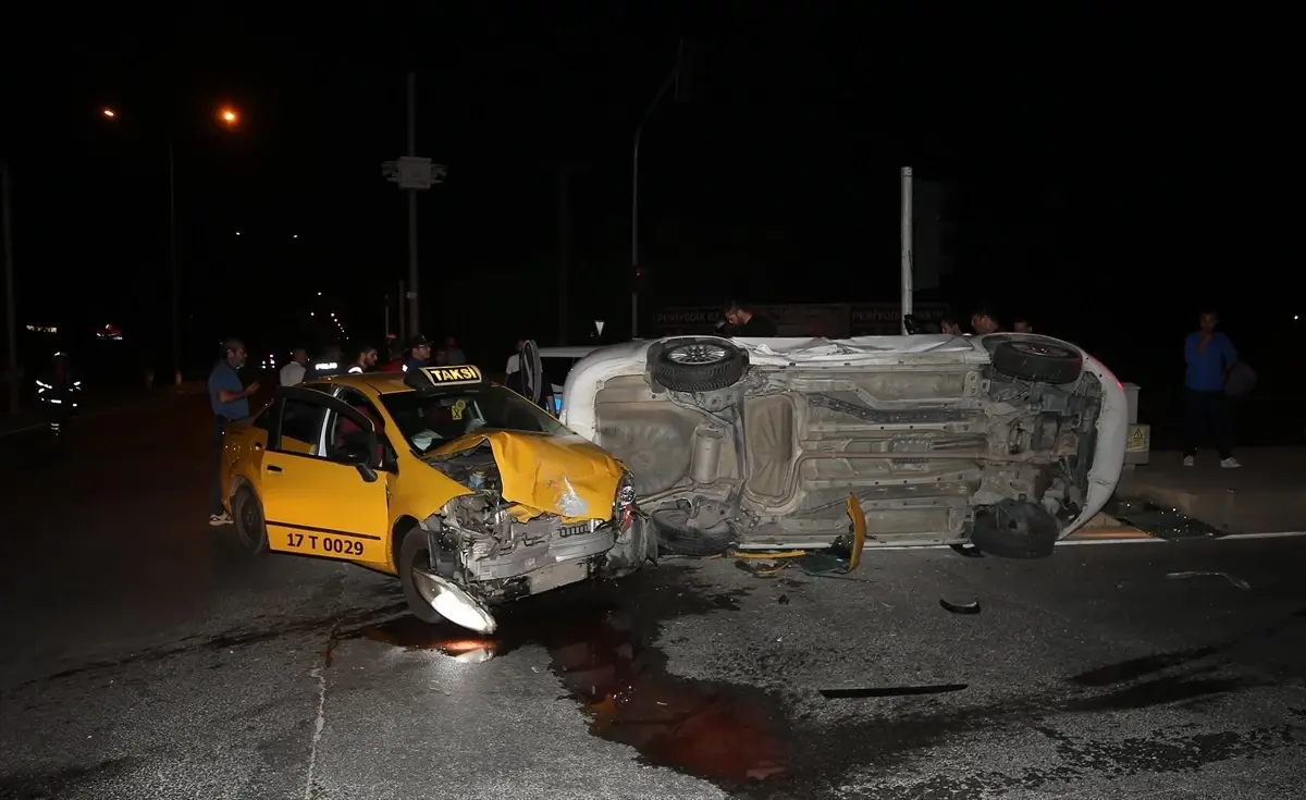 Çanakkale'de Taksi ile Otomobil Çarpıştı: 8 Yaralı