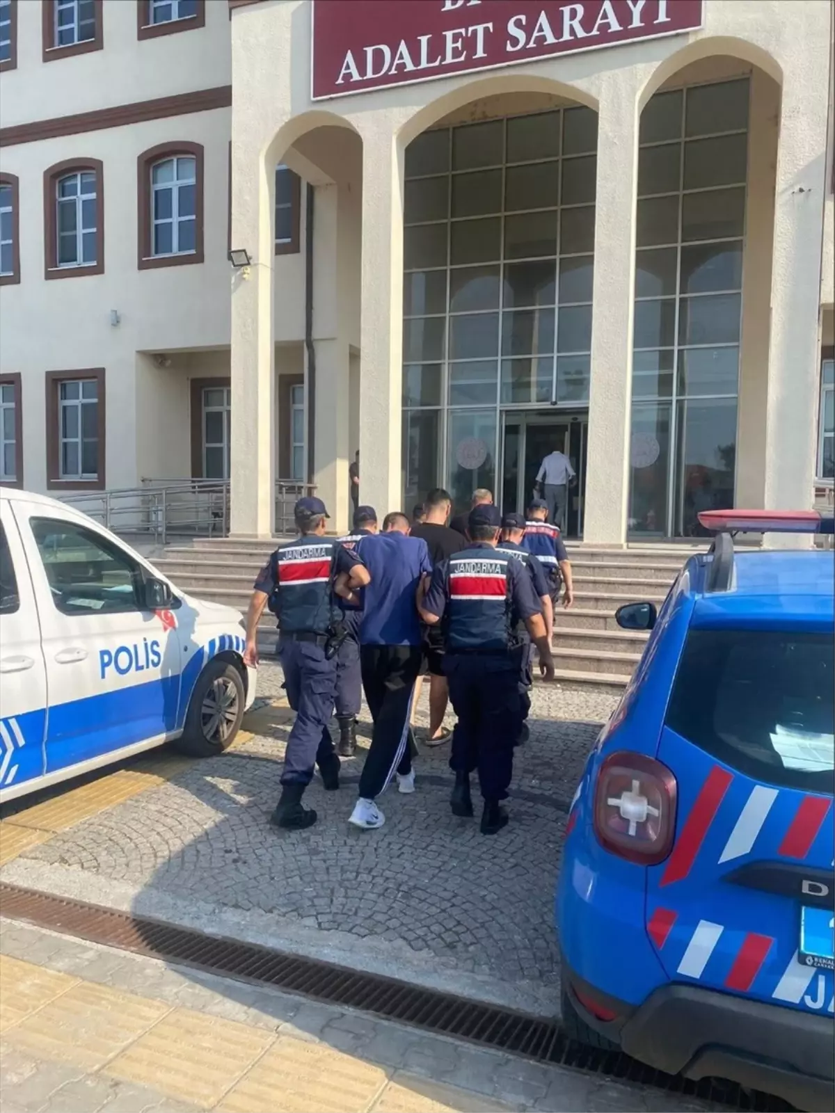 Biga'da Uyuşturucu Operasyonunda 3 Zanlı Tutuklandı
