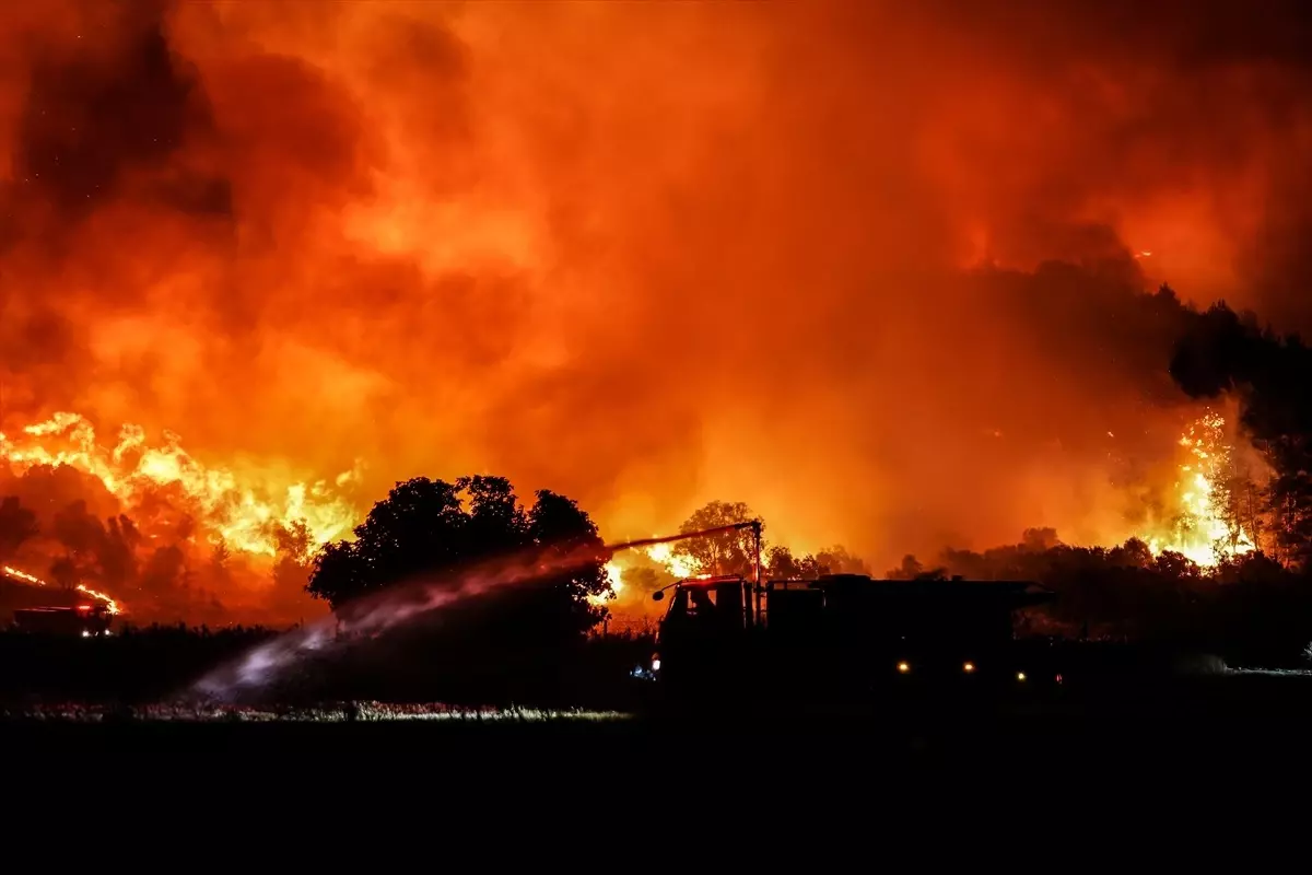 Çanakkale'deki Orman Yangınına Mücadele Devam Ediyor