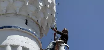Çanakkale'nin 'Örümcek Adamı' Minareleri Tamir Ediyor